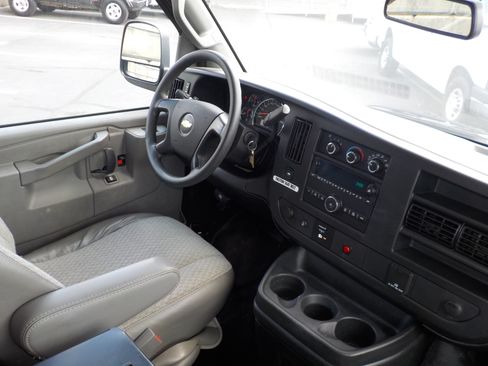 Used 2016 Chevrolet Express 2500 RWD image 27