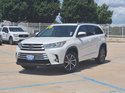 Used 2018 Toyota Highlander XLE AWD/4WD image 2
