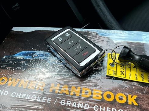Used 2025 Jeep Grand Cherokee Summit AWD/4WD image 15