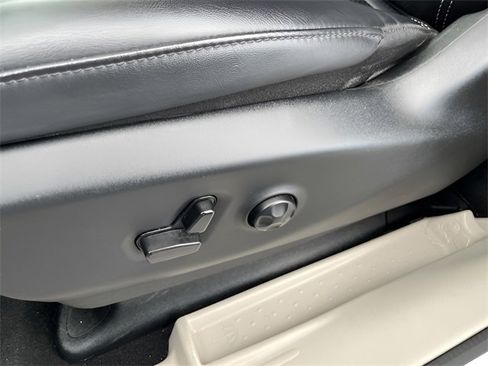 Used 2024 Chrysler Pacifica Touring-L image 11