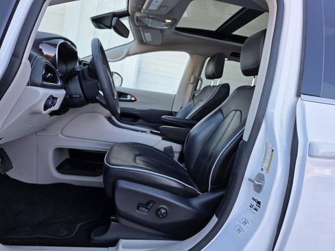 Used 2024 Chrysler Pacifica Limited image 4