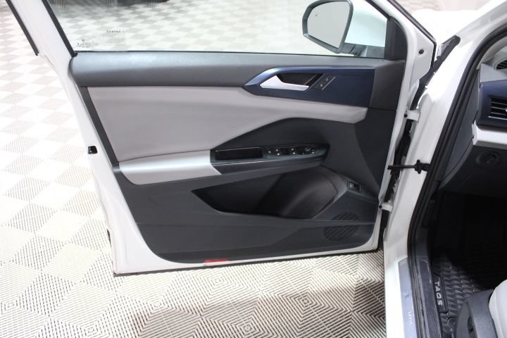Used 2022 Volkswagen Taos SE w/ Panoramic Sunroof Package FWD image 17