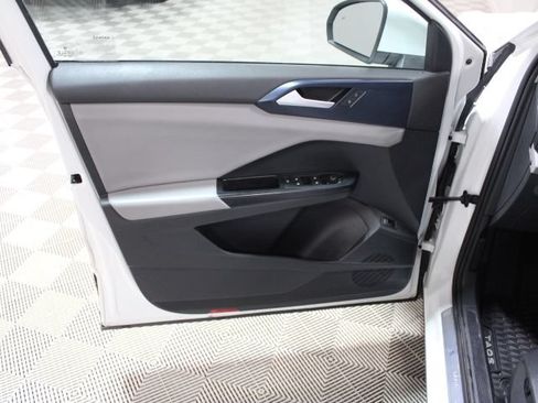 Used 2022 Volkswagen Taos SE w/ Panoramic Sunroof Package FWD image 17