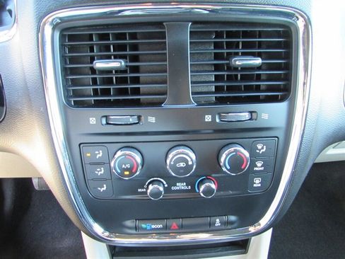 Used 2017 Dodge Grand Caravan SXT FWD image 21