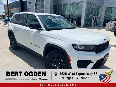 Used 2025 Jeep Grand Cherokee Altitude RWD image 1
