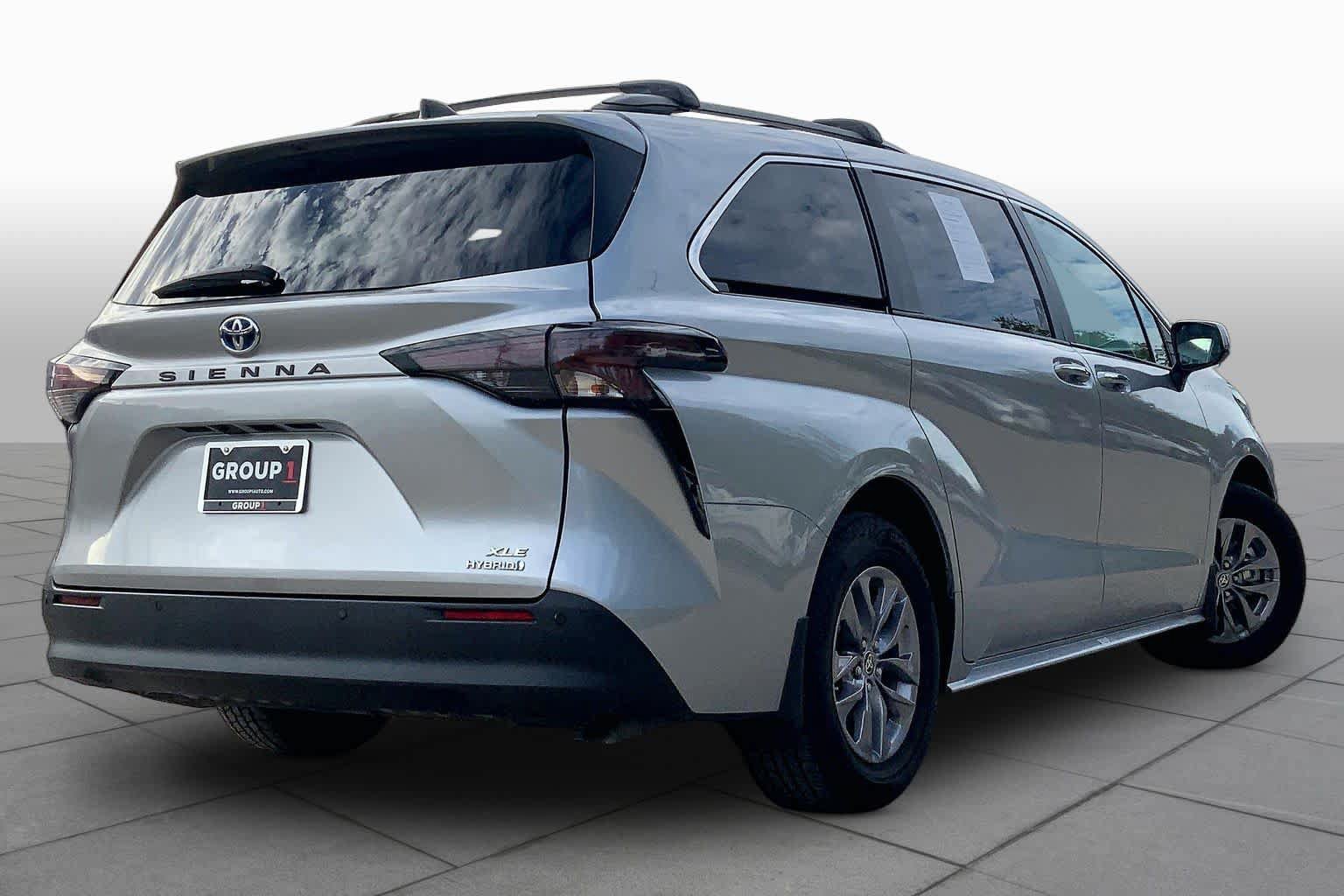Used 2024 Toyota Sienna XLE FWD image 13