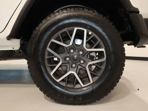 Used 2025 Jeep Wrangler Sahara image 32