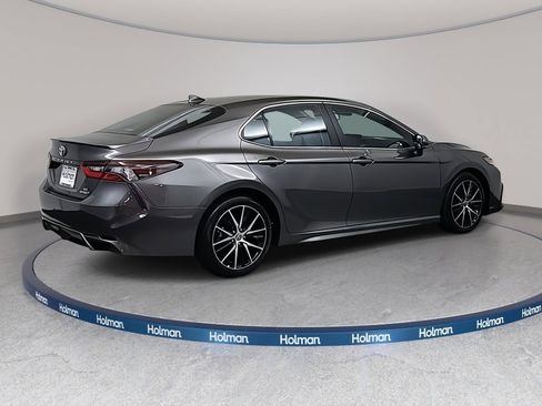 Used 2022 Toyota Camry SE image 4