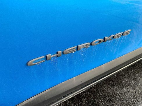 Used 2019 Jeep Cherokee Trailhawk w/ Cold Weather Group image 29