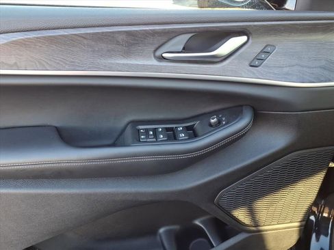 Certified 2025 Jeep Grand Cherokee L Limited w/ Black Appearance Package image 6