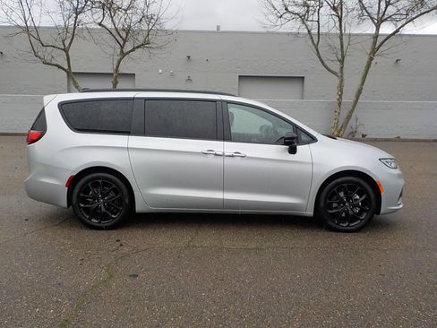 New 2026 Chrysler Pacifica Limited w/ S Appearance Package image 4