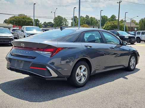 Used 2024 Hyundai Elantra SE FWD image 4
