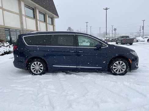 Used 2018 Chrysler Pacifica Touring-L image 2