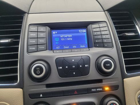 Used 2014 Ford Taurus SE image 25