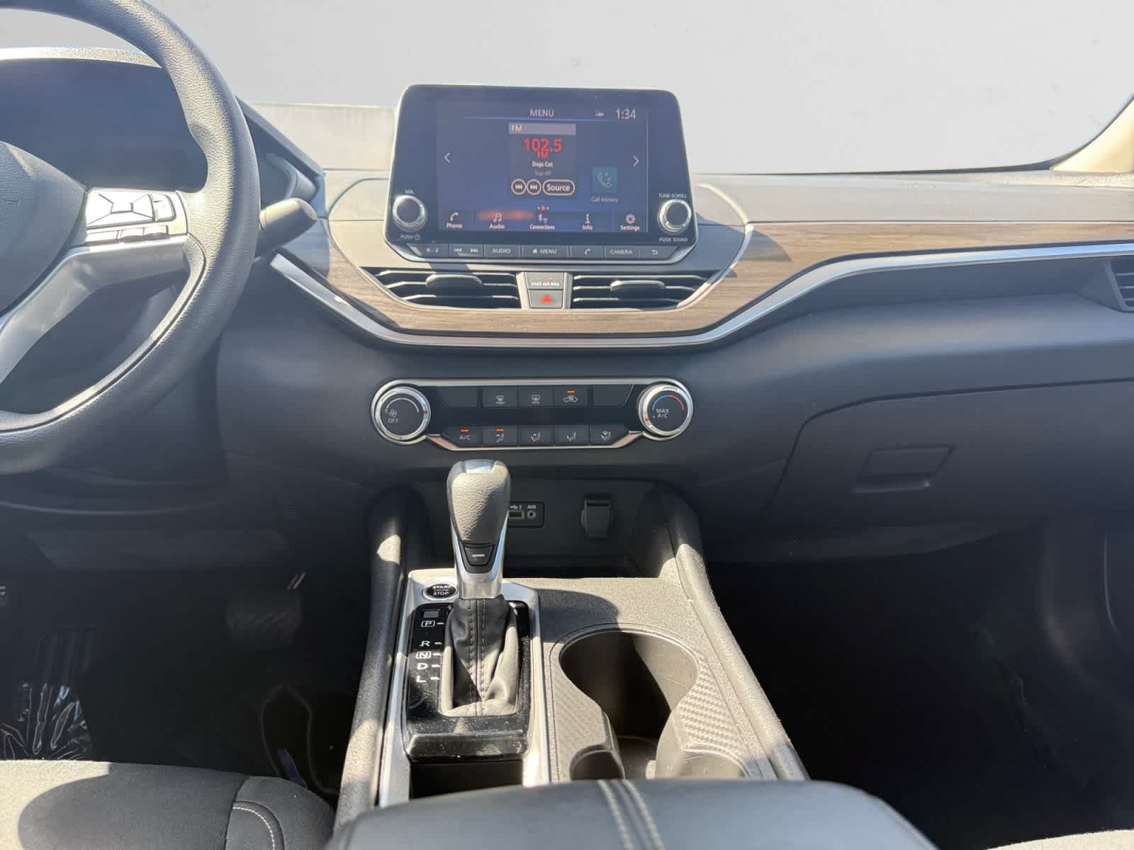 Used 2025 Nissan Altima 2.5 SV FWD image 3