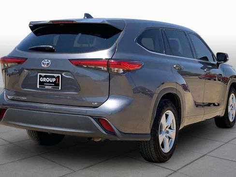 Used 2021 Toyota Highlander LE FWD image 13