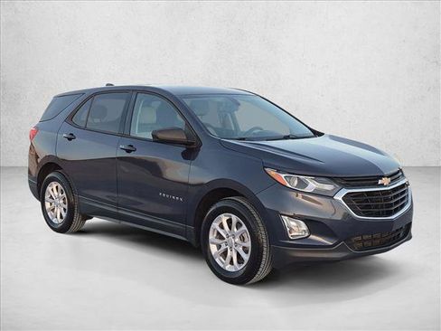 Used 2019 Chevrolet Equinox LS w/ LS Convenience Package FWD image 3