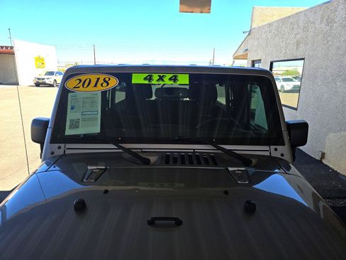 Used 2018 Jeep Wrangler Unlimited Sahara w/ Connectivity Group AWD/4WD image 28