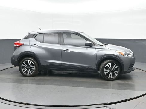 Used 2020 Nissan Kicks SV image 2
