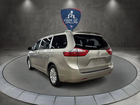 Used 2017 Toyota Sienna XLE FWD image 3