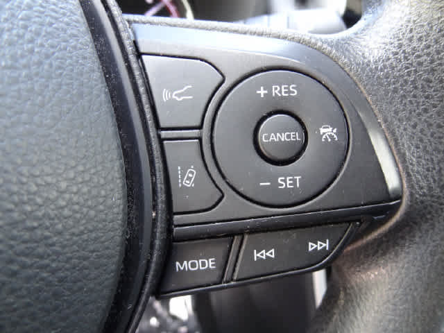 Used 2024 Toyota RAV4 XLE AWD/4WD image 2