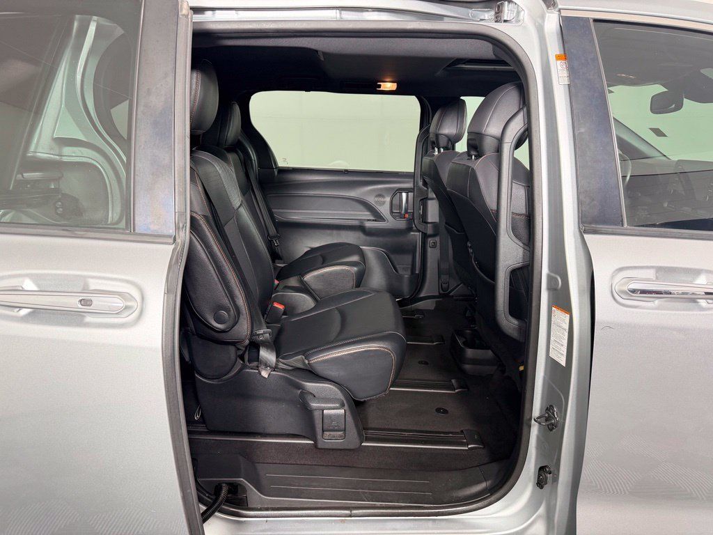 Used 2021 Toyota Sienna XSE FWD image 36
