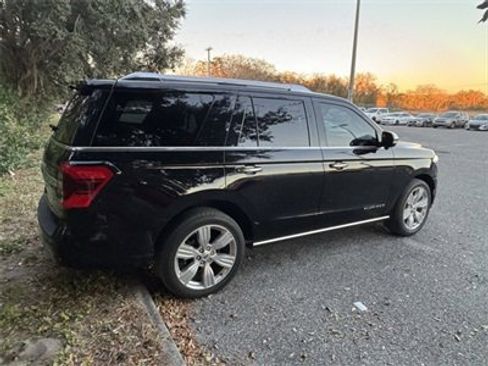 Used 2023 Ford Expedition Platinum image 3