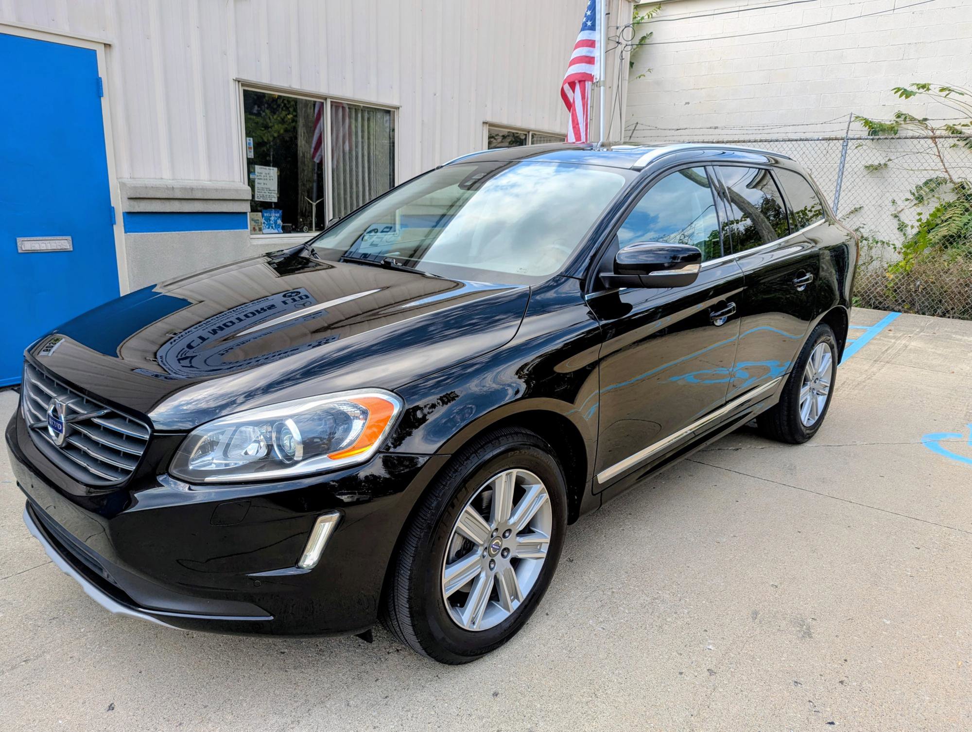 Used 2017 Volvo XC60 T5 Inscription w/ Preferred Option Package AWD/4WD image 1