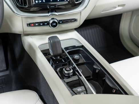 Certified 2025 Volvo XC60 B5 Plus w/ Protection Package Premier image 20