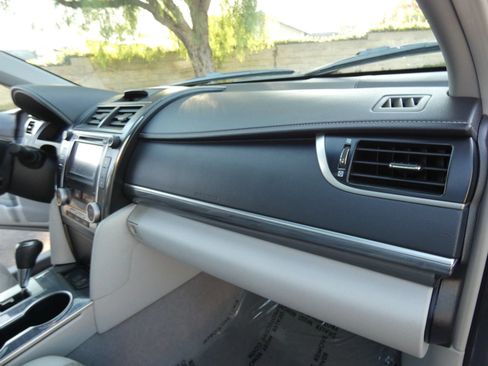 Used 2013 Toyota Camry LE image 30