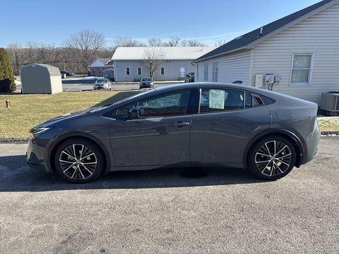 Used 2023 Toyota Prius XLE image 7