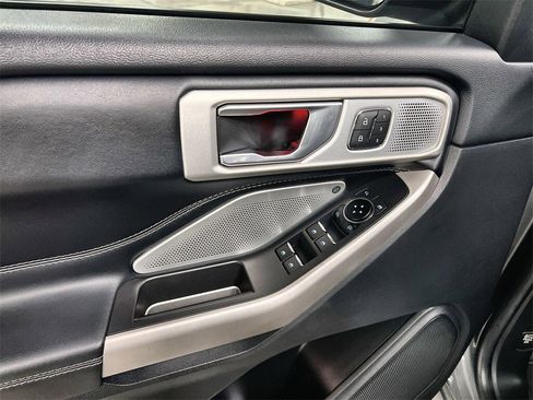 Used 2022 Ford Explorer Limited w/ Limited Technology Package image 18