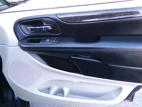 Used 2019 Dodge Grand Caravan SE w/ UConnect Hands-Free Group image 26