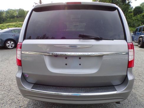 Used 2014 Chrysler Town & Country Touring FWD image 7