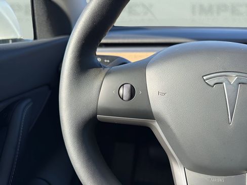 Used 2022 Tesla Model Y Long Range image 14