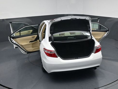 Used 2017 Toyota Camry XLE w/ Moonroof Package FWD image 21