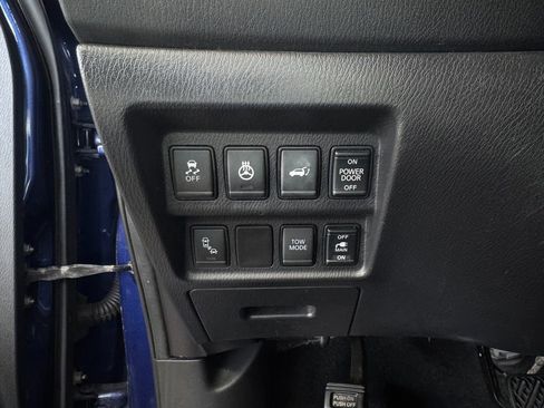 Used 2017 Nissan Pathfinder Platinum w/ Family Entertainment Package FWD image 17