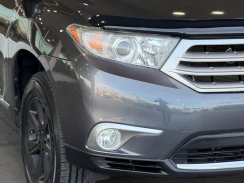 Used 2012 Toyota Highlander SE w/ Tow Pkg image 8