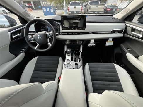 New 2026 Mitsubishi Outlander SE image 18