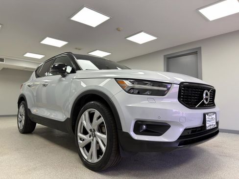 Used 2022 Volvo XC40 T5 R-Design w/ Climate Package AWD/4WD image 4