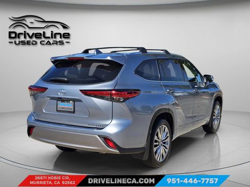 Used 2023 Toyota Highlander Platinum image 2