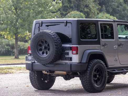 Used 2013 Jeep Wrangler Unlimited Rubicon w/ Connectivity Group AWD/4WD image 5