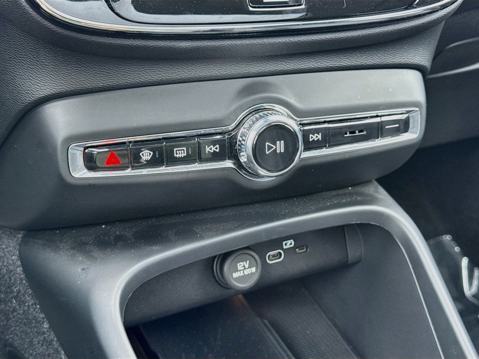 Used 2024 Volvo XC40 B5 Plus AWD/4WD image 17