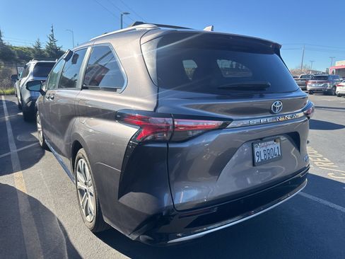 Used 2024 Toyota Sienna Platinum image 4