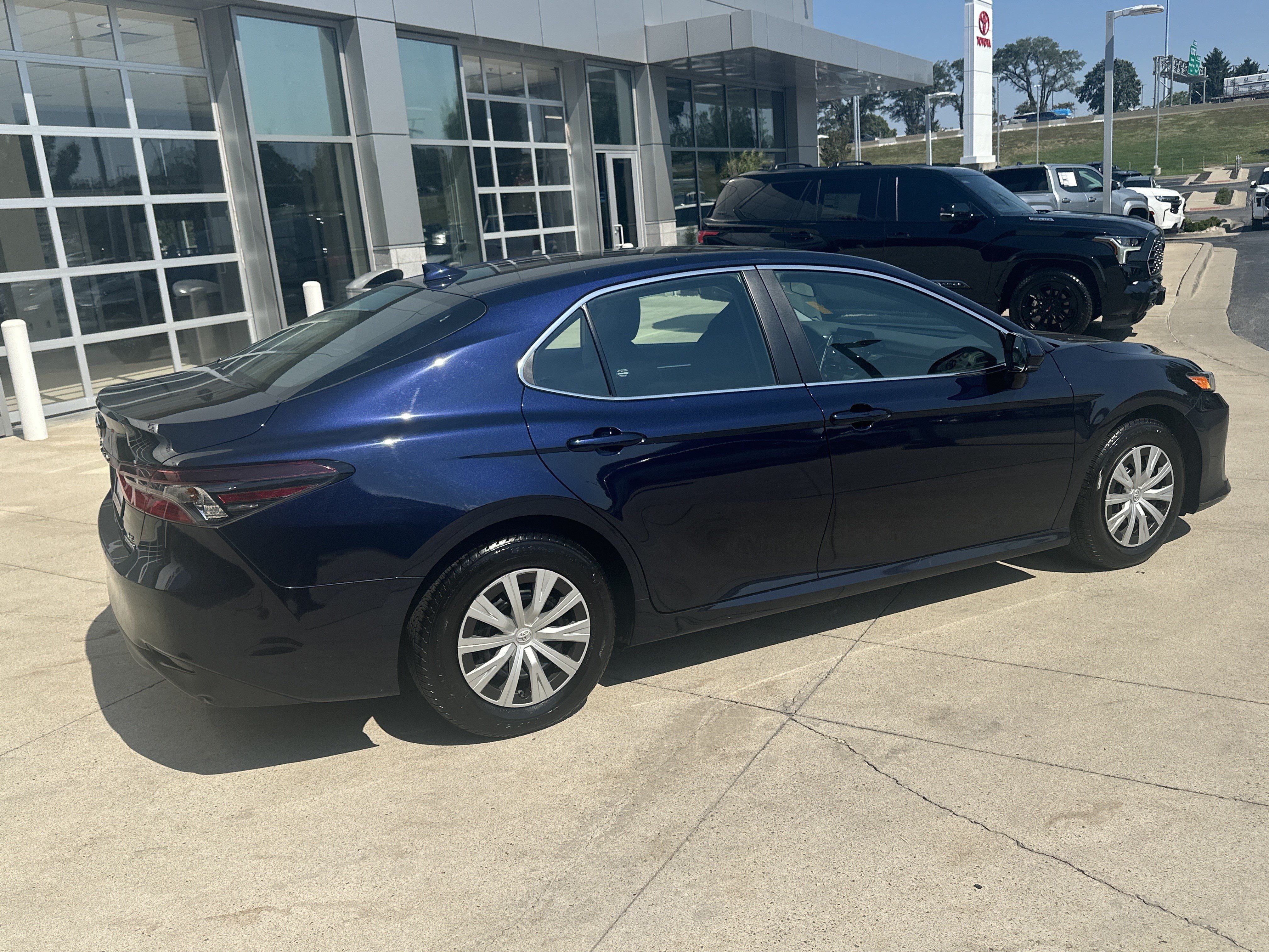Used 2022 Toyota Camry LE FWD image 6