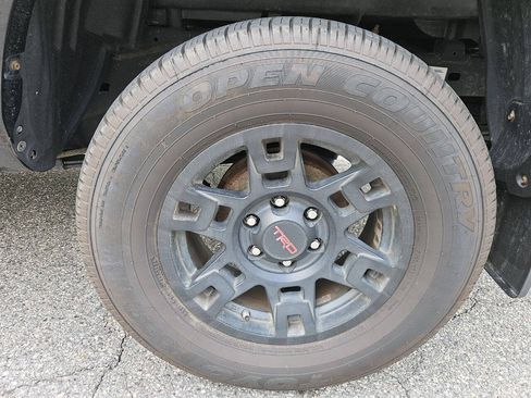 Used 2017 Toyota Tacoma TRD Sport AWD/4WD image 28
