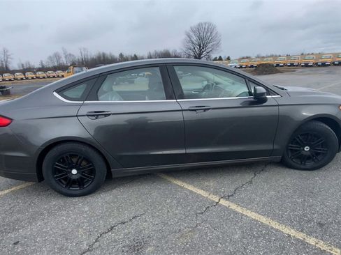 Used 2017 Ford Fusion SE image 9