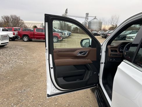 Used 2024 Chevrolet Suburban High Country image 9