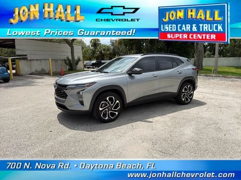 Used 2025 Chevrolet Trax RS w/ Driver Confidence Package FWD image 2
