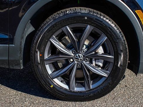 Used 2022 Volkswagen Tiguan SE w/ Panoramic Sunroof Package image 7